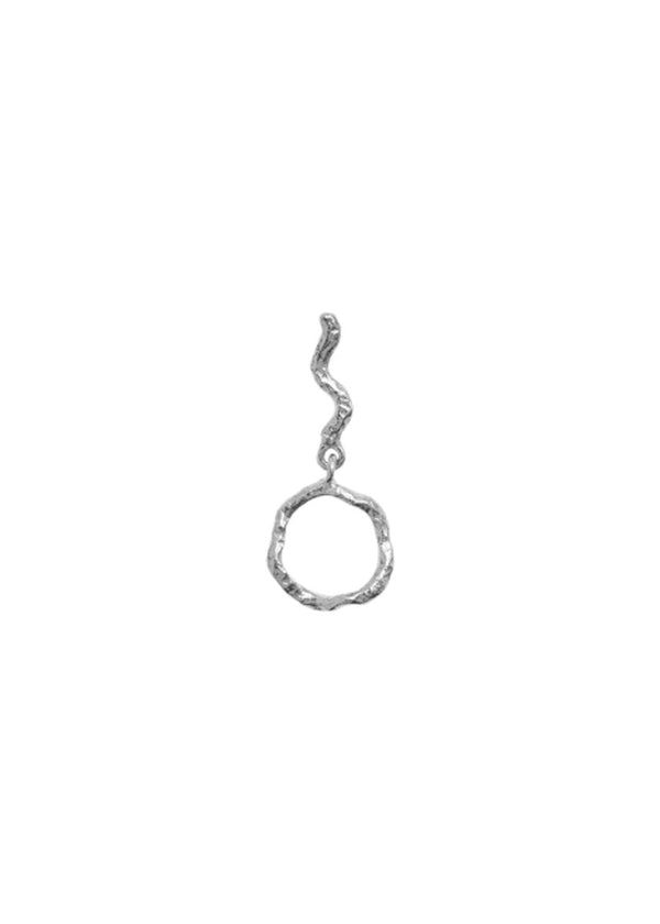 Stine A's Petit Wavy Dangling Circle Ear - Silver. Køb øreringe her.
