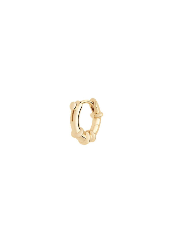 Maria Blacks Spring Huggie - Gold. Køb øreringe her.
