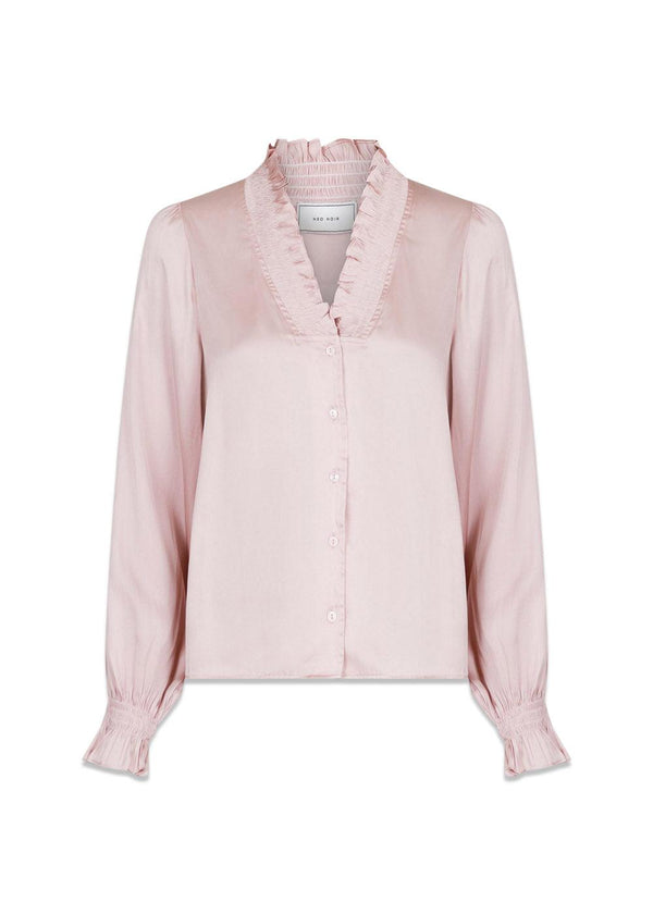 Neo Noirs Brielle Satin Blouse - Powder. Køb blouses her.
