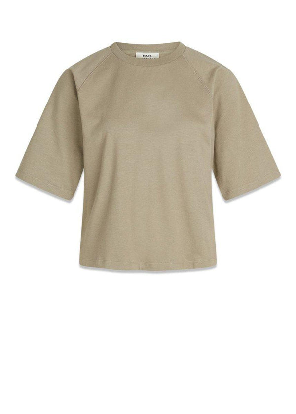 Mads Nørgaards Heavy Single Trista Tee FAV - Laurel Oak. Køb t-shirts her.