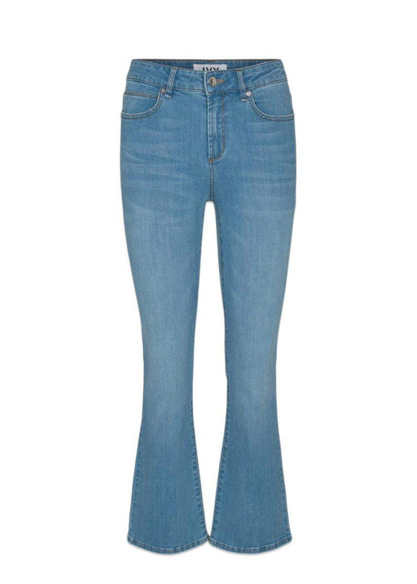 Ivy Copenhagens Johanna kick flare wash bleach - Denim Blue. Køb jeans her.