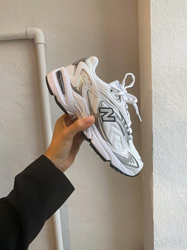 New Balances ML725B - Metallic Silver - Sneakers. Køb sko her.