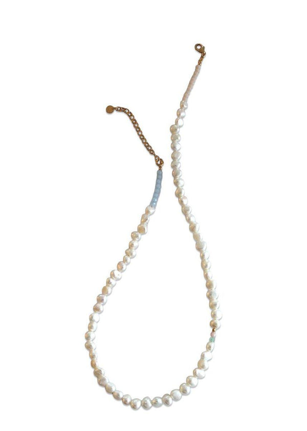 Stine A's Perlie Creme Necklace - Gold. Køb halskæder her.