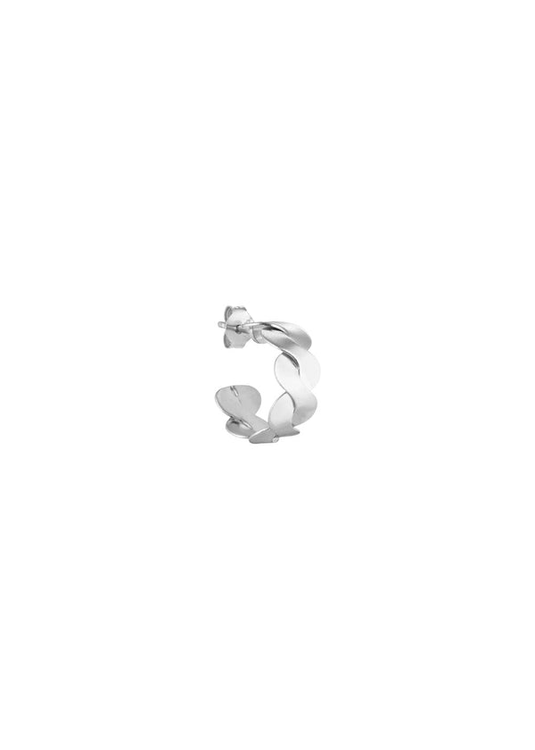 Jane Kønigs Small Wavy Hoop - Silver. Køb øreringe her.