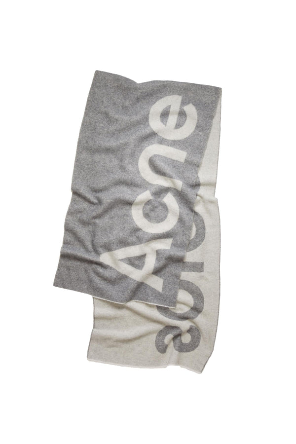 Acne Studios' Toronty logo R - Grey. Køb scarf her.
